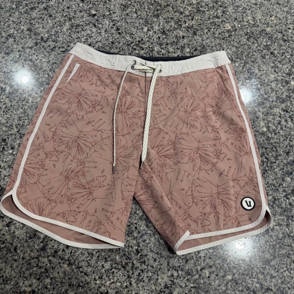 Vuori Cruise Boardshort Mens Size 30 Pink Palm Print Swim Trunks Scalloped Leg